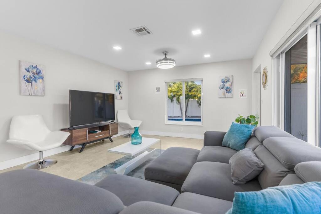 Renovated + 2Mi From Beach + Heated Pool +Grill Fort Lauderdale Exterior photo