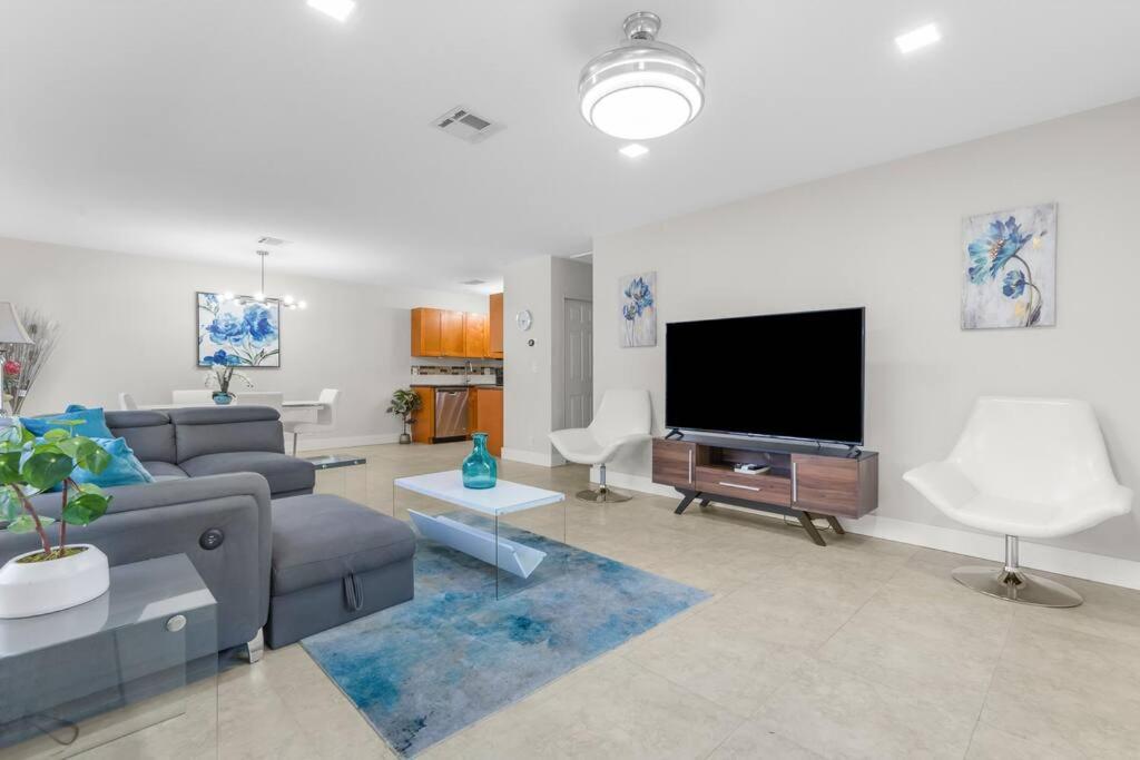 Renovated + 2Mi From Beach + Heated Pool +Grill Fort Lauderdale Exterior photo
