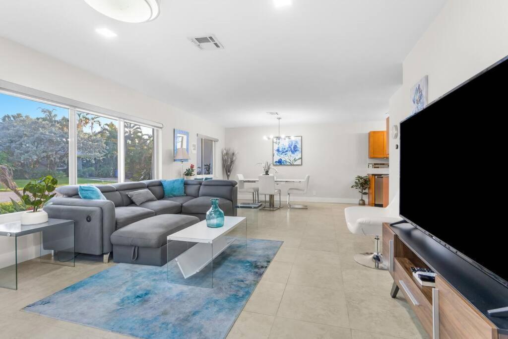 Renovated + 2Mi From Beach + Heated Pool +Grill Fort Lauderdale Exterior photo