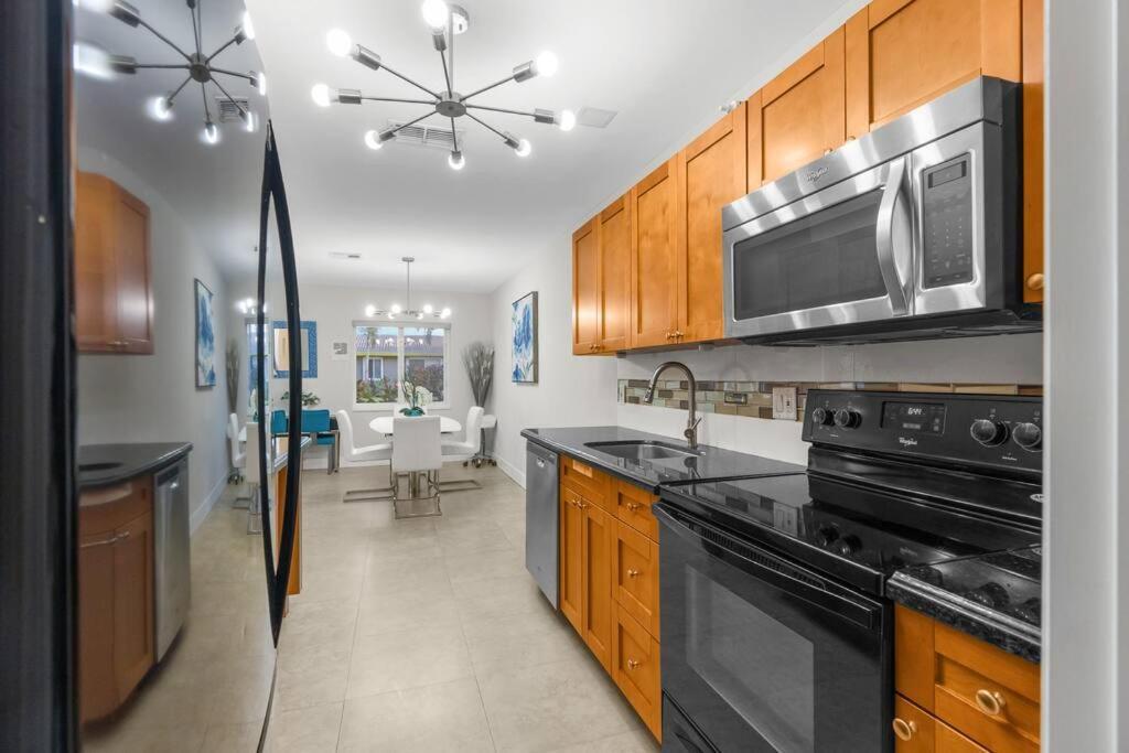 Renovated + 2Mi From Beach + Heated Pool +Grill Fort Lauderdale Exterior photo